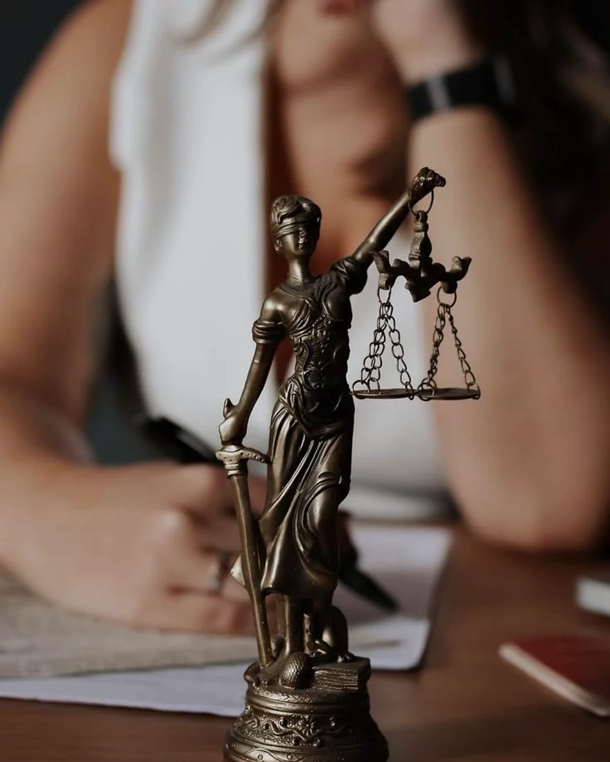 Símbolo da justiça — Consultoria Empresarial Luciana Lima Advocacia